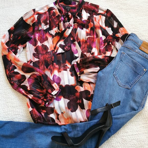 GUESS FLORAL GUESS TIE DETAIL AT NECK - Picture 2 of 5